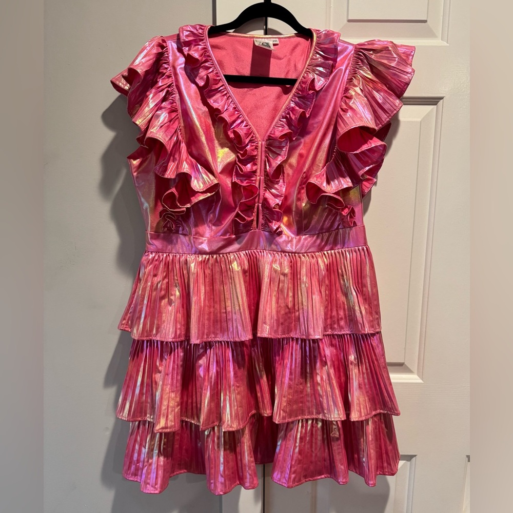 QUEEN OF SPARKLES 2XL PARTY DRESS
Super cute, holographic pink ruffle dress